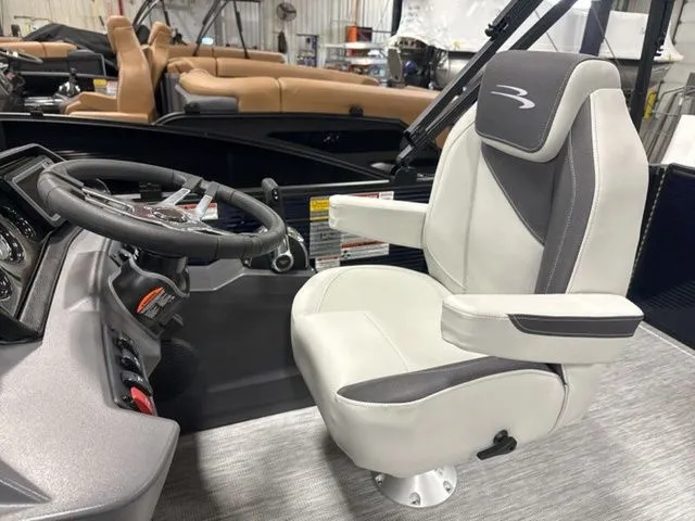 Slide: The Image of Bennington S-One Swingback 22 SSB Tritoon 2026 - 12