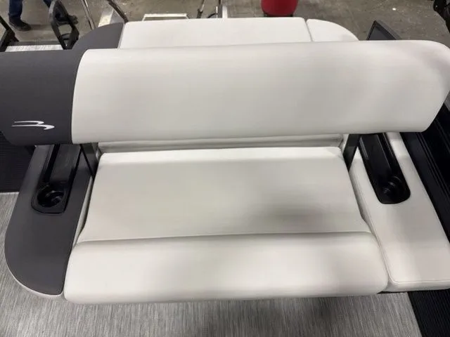 Slide: The Image of Bennington S-One Swingback 22 SSB Tritoon 2026 - 16