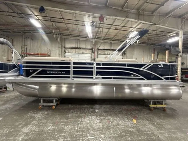 Slide: The Image of Bennington S Fish 22 SFC Tritoon 2026 - 5