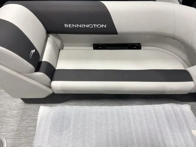 Slide: The Image of Bennington S-One Swingback 22 SSB Tritoon 2026 - 10