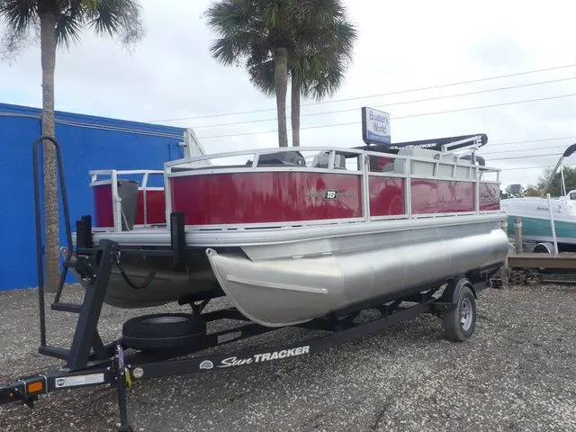 The Image of Sun Tracker Bass Buggy 18 DLX 2026 - 1