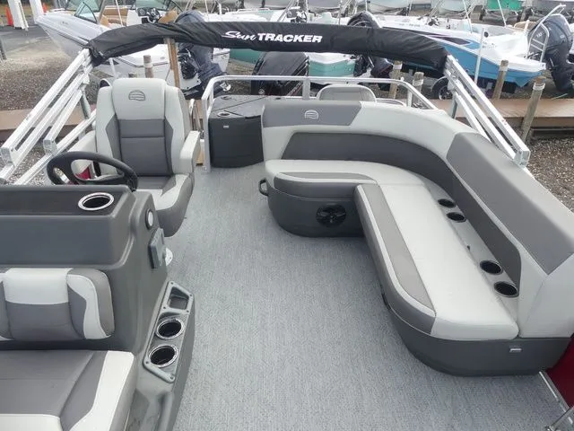 Slide: The Image of Sun Tracker Bass Buggy 18 DLX 2026 - 13