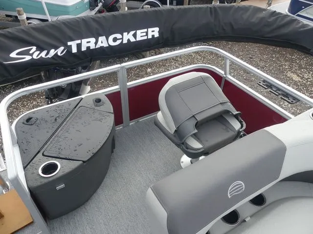 Slide: The Image of Sun Tracker Bass Buggy 18 DLX 2026 - 14