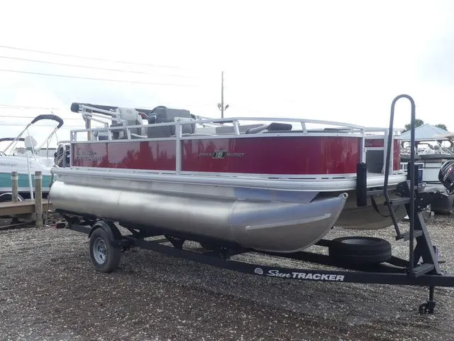 Slide: The Image of Sun Tracker Bass Buggy 18 DLX 2026 - 3