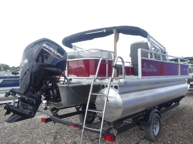 Slide: The Image of Sun Tracker Bass Buggy 18 DLX 2026 - 4