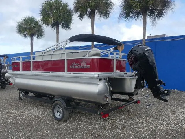 Slide: The Image of Sun Tracker Bass Buggy 18 DLX 2026 - 6