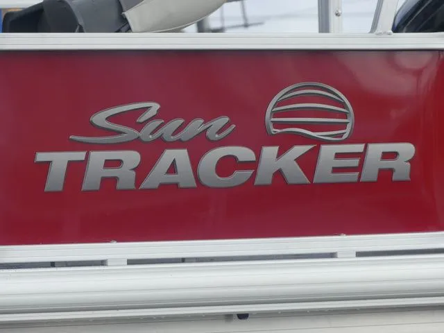 Slide: The Image of Sun Tracker Bass Buggy 18 DLX 2026 - 8