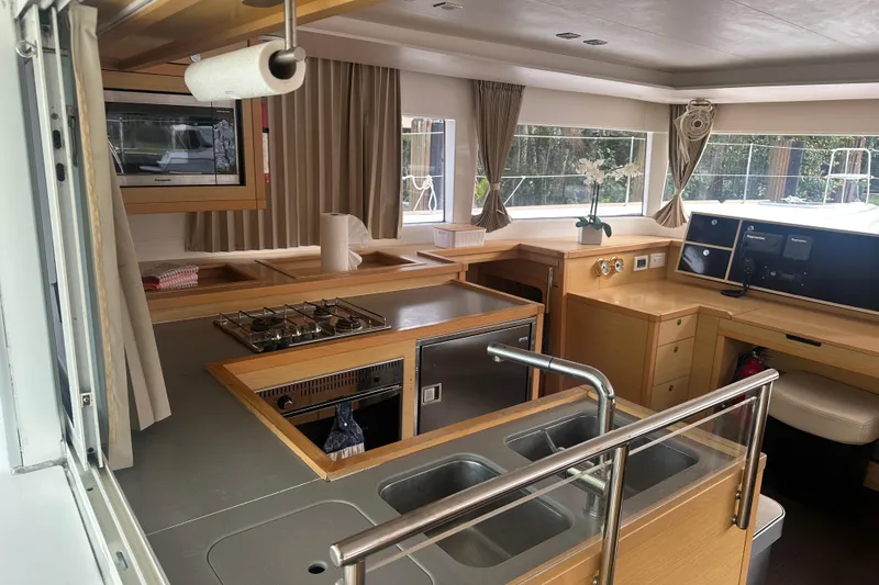 Slide: The Image of Interior of 2014 Lagoon 450 F yacht with modern kitchen and panoramic windows. - 50