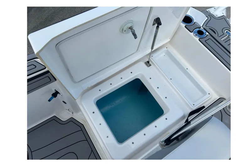 Slide: The Image of 2019 Yamaha Boats 190 FSH Sport livewell and storage compartment. - 16
