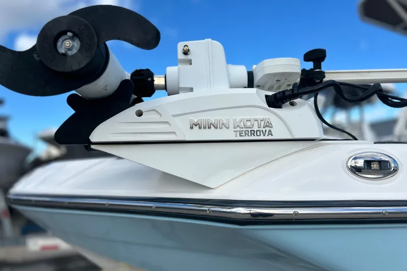 Slide: The Image of Minn Kota Terrova motor on 2019 Yamaha Boats 190 FSH Sport. - 3
