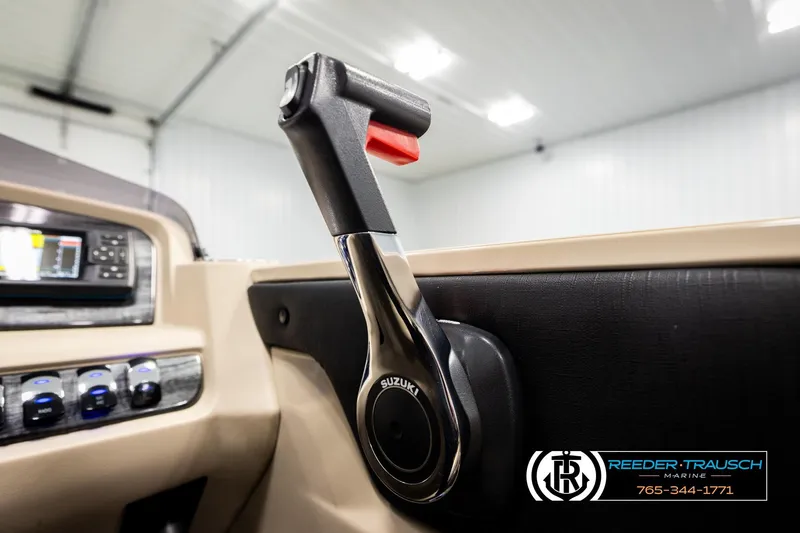 Slide: The Image of Throttle control lever in 2022 Avalon LSZ QL boat interior, featuring Suzuki branding. - 37