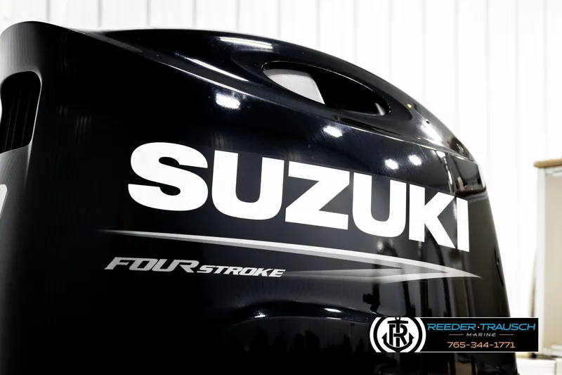 Slide: The Image of Suzuki Four Stroke engine on Avalon LSZ QL 2022 boat, Reeder Trausch Marine. - 48