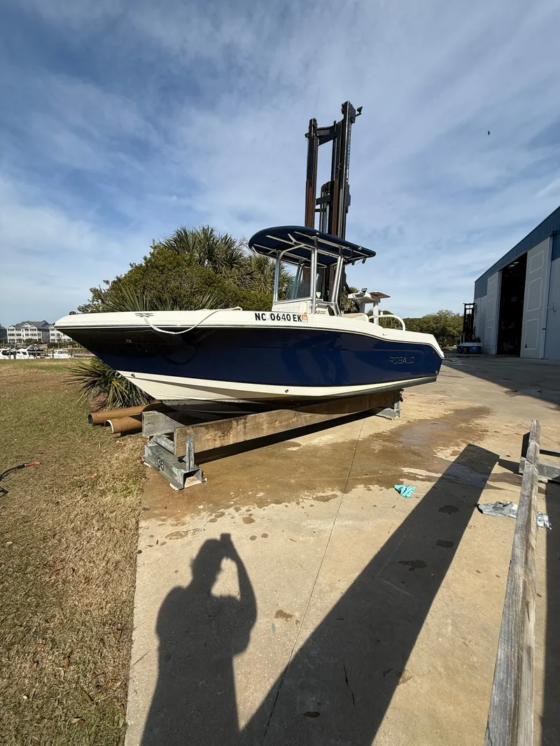 The Image of Robalo R200 Center Console 2012 - 0