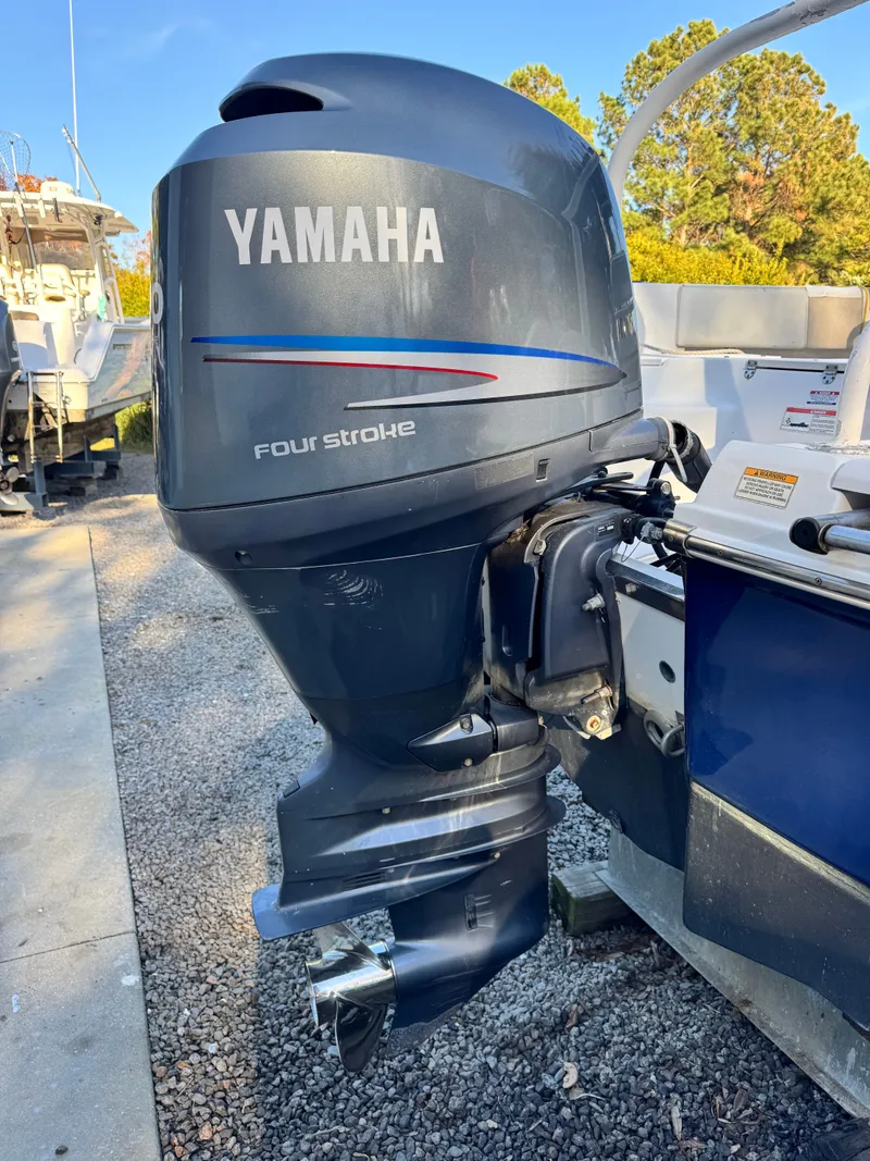 Slide: The Image of Robalo R200 Center Console 2012 - 5