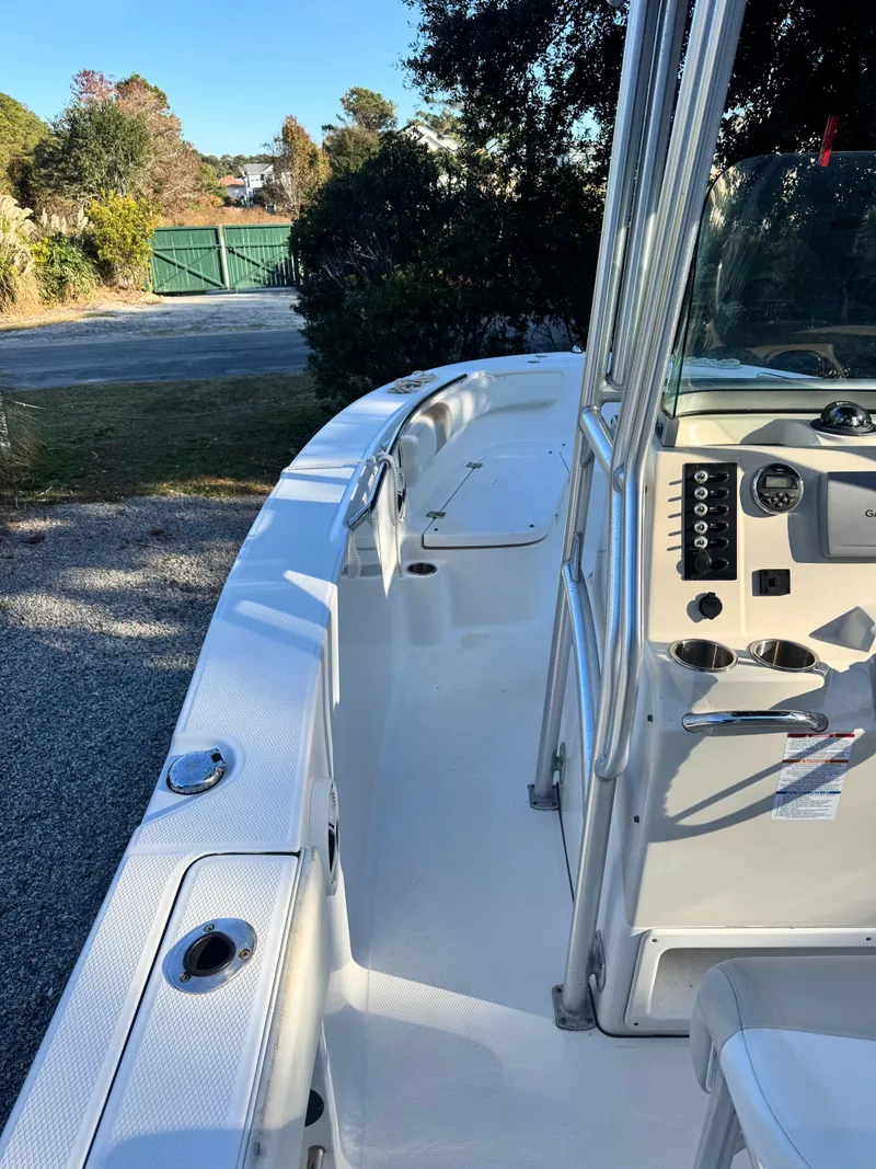 Slide: The Image of Robalo R200 Center Console 2012 - 8