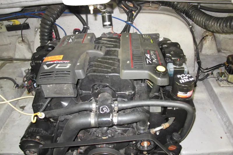 Slide: The Image of 1999 Chaparral 2830 SS boat engine, MerCruiser V8, 7.4L MPI, detailed view. - 9