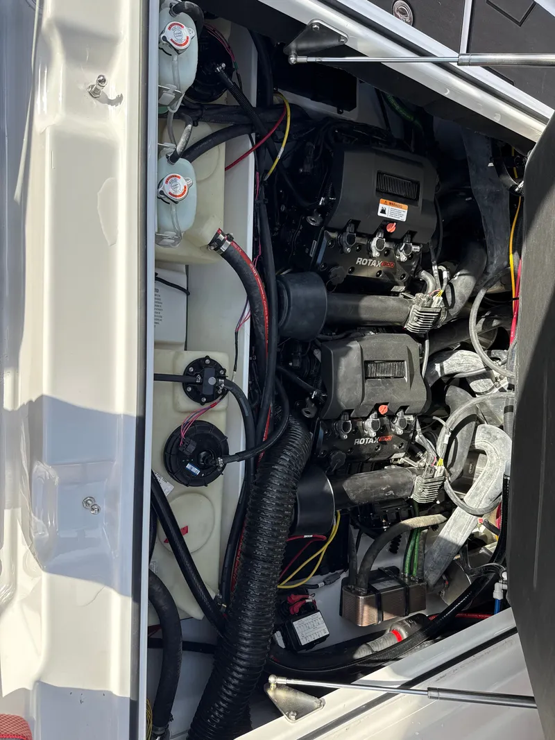 Slide: The Image of Scarab 285 LX Wake 2026 - 18