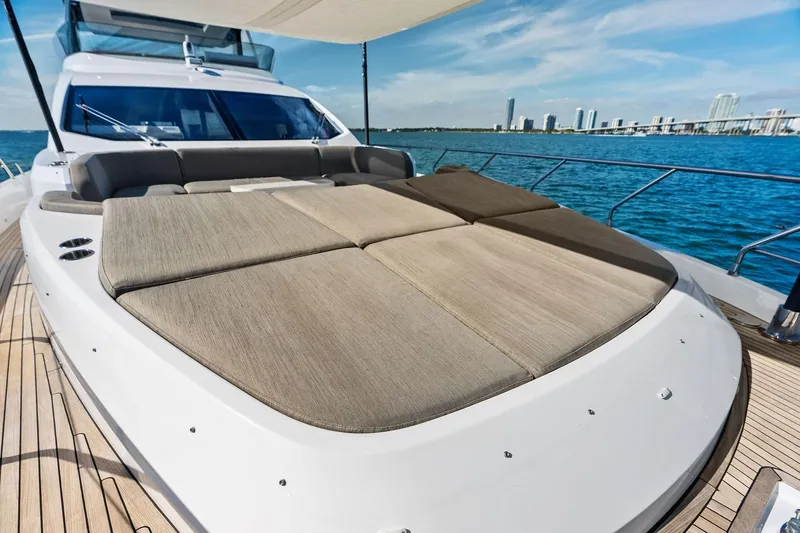 Slide: The Image of Luxurious 2021 Azimut Fly 78 yacht with spacious sunbathing deck, ocean view. - 53