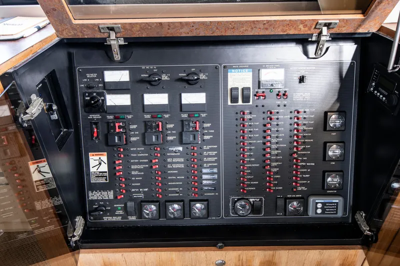 Slide: The Image of Bayliner 4788 Pilot House Motoryacht 1999 - 15