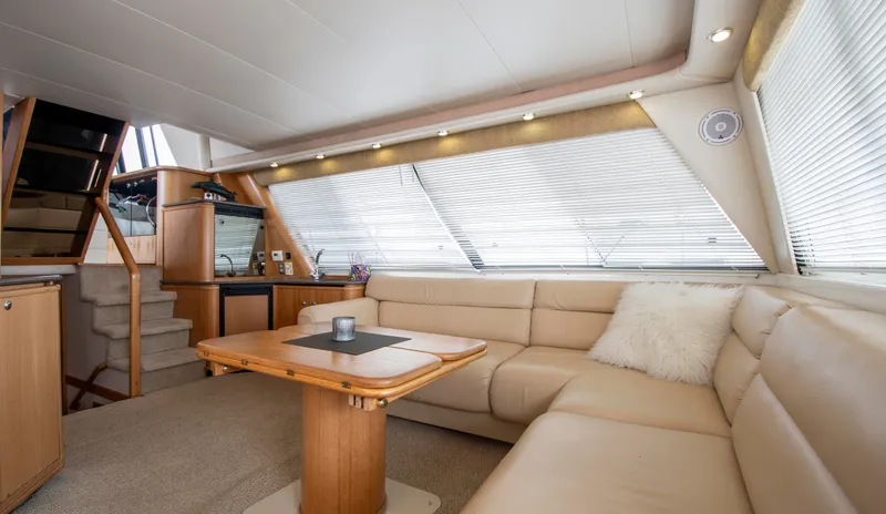 Slide: The Image of Bayliner 4788 Pilot House Motoryacht 1999 - 18