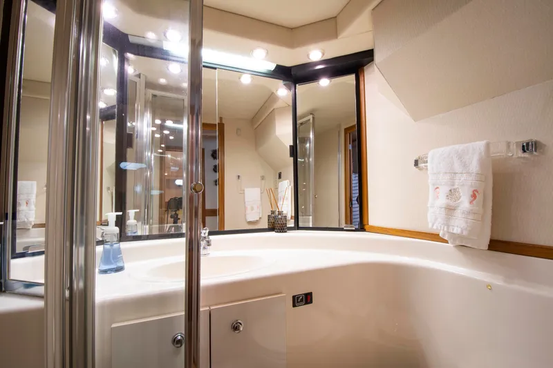 Slide: The Image of Bayliner 4788 Pilot House Motoryacht 1999 - 29