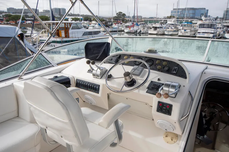 Slide: The Image of Bayliner 4788 Pilot House Motoryacht 1999 - 8