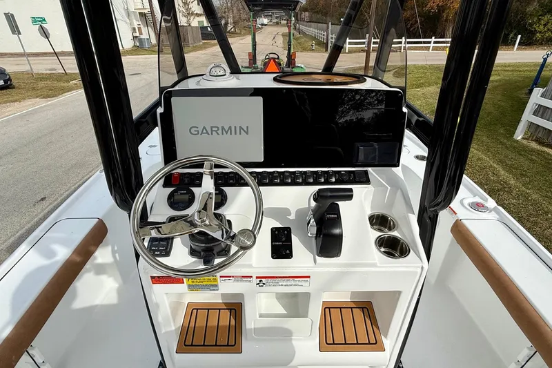 Slide: The Image of Cockpit of Sea Hunt BX 22 BR boat, model year 2026. - 11