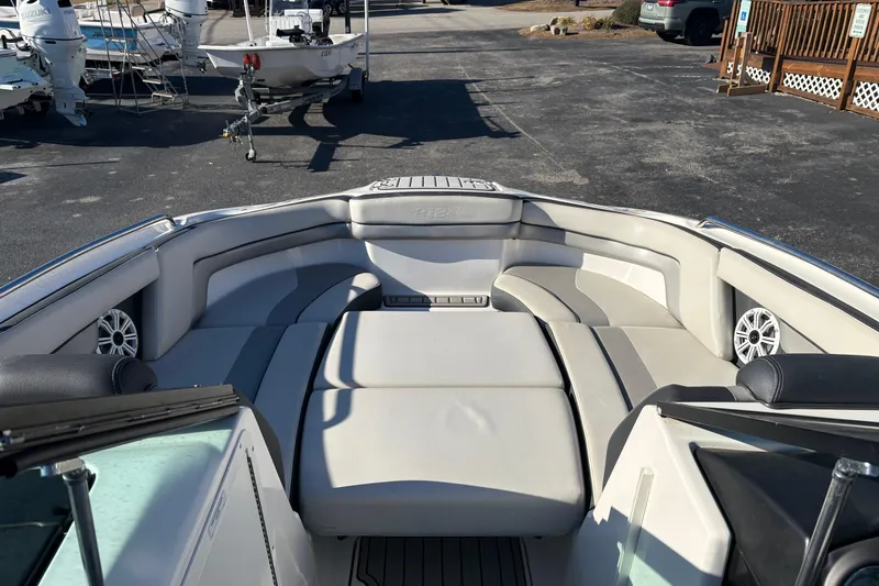 Slide: The Image of 2015 Yamaha Boats 212X interior with spacious seating and modern design. - 29