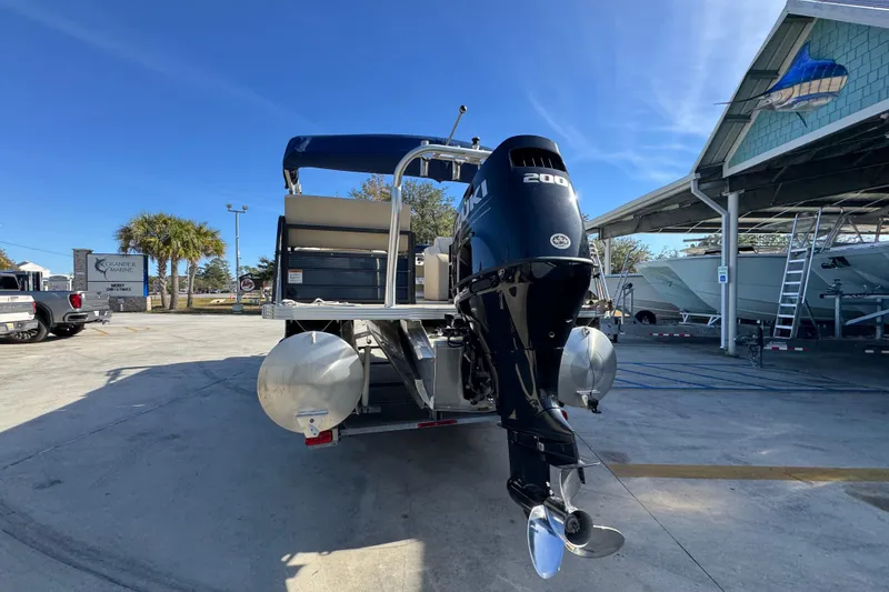 Slide: The Image of 2022 Crest Classic LX 240 SLRC pontoon boat with Suzuki 200 outboard motor. - 16