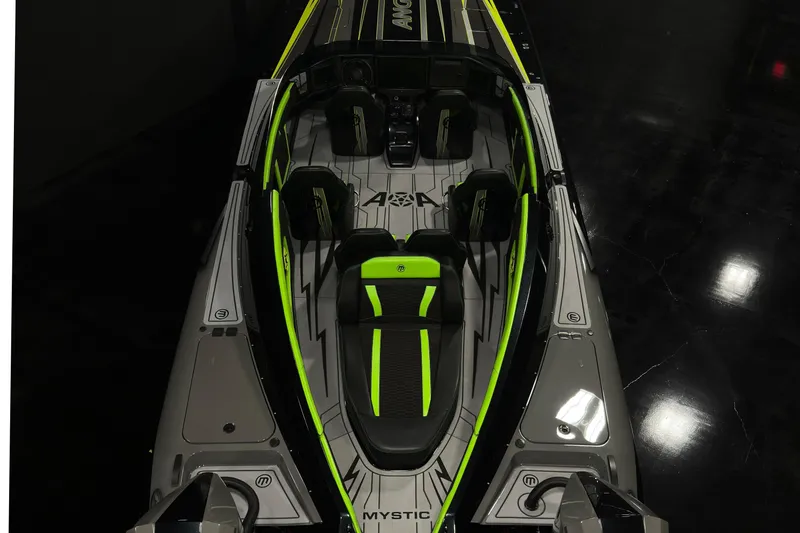 Slide: The Image of 2025 Mystic Powerboats C4000 Top-Down View - 3