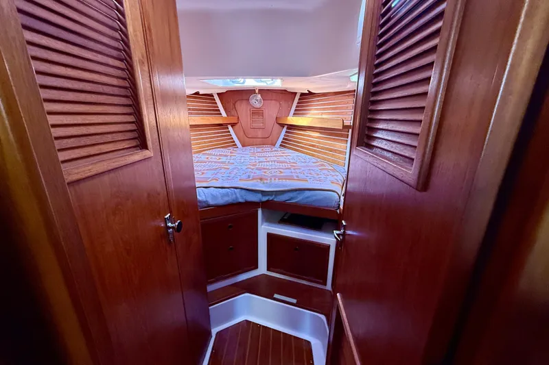 Slide: The Image of 1985 Niagara Encore boat cabin with wooden interior and cozy bed. - 16