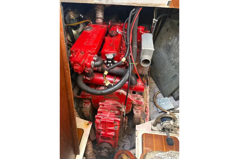 Slide: The Image of Red engine of a 1985 Niagara Encore boat, showing detailed components. - 28