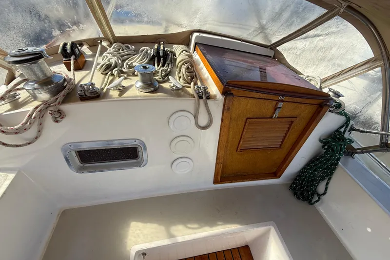 Slide: The Image of 1985 Niagara sailboat cockpit with ropes, winches, and wooden hatch. - 7