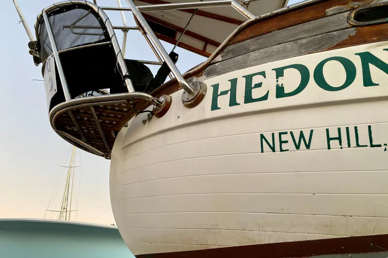 Slide: The Image of Sailboat stern with "HEDON" name, Hans Christian 41 T Molakai, 1991 model. - 28