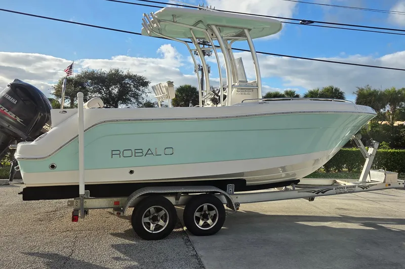 The Image of 2016 Robalo R222 Center Console boat on trailer, side view. - 0