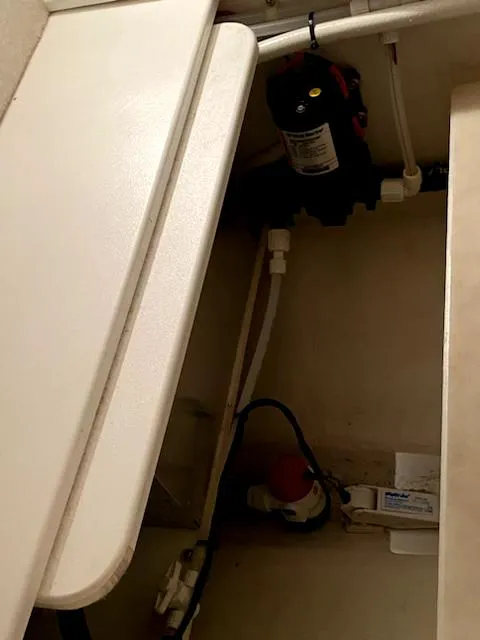 Slide: The Image of 2004 Sea Sport Voyager 3000 interior compartment with pump and wiring. - 32