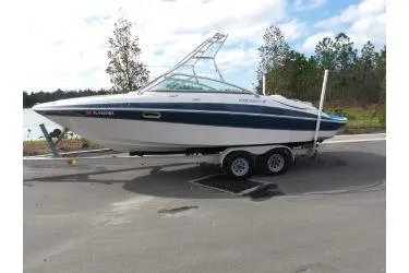 The Image of 2005 Four Winns 190 Horizon boat on trailer, parked outdoors. - 0