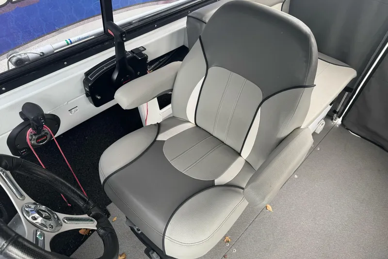 Slide: The Image of Captain's chair in 2021 KingFisher 2025 Escape HHT boat, featuring ergonomic design and controls. - 25