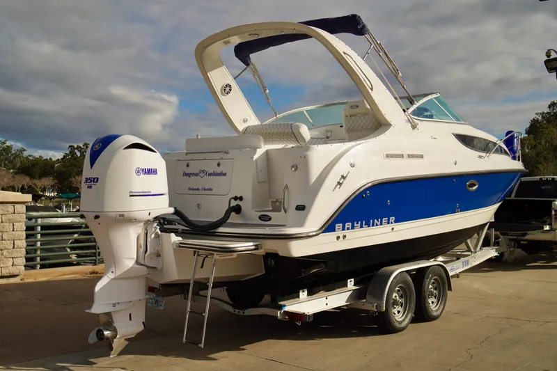 The Image of 2006 Bayliner 285 boat with Yamaha 350 V8 engine on trailer. - 0