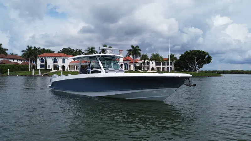 The Image of Boston Whaler 380 Outrage 2027 - 0
