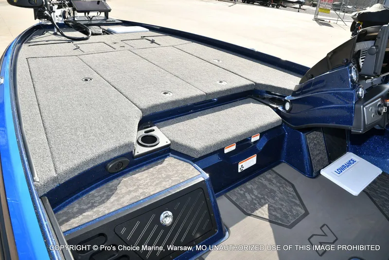 Slide: The Image of Nitro Z21 XL w/250 Pro-XS 4 Stroke 2025 - 15