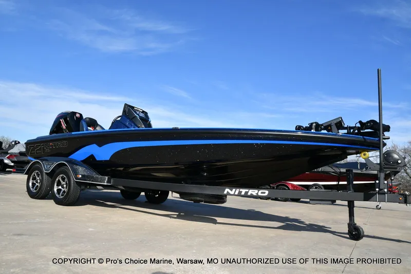 Slide: The Image of Nitro Z21 XL w/250 Pro-XS 4 Stroke 2025 - 18