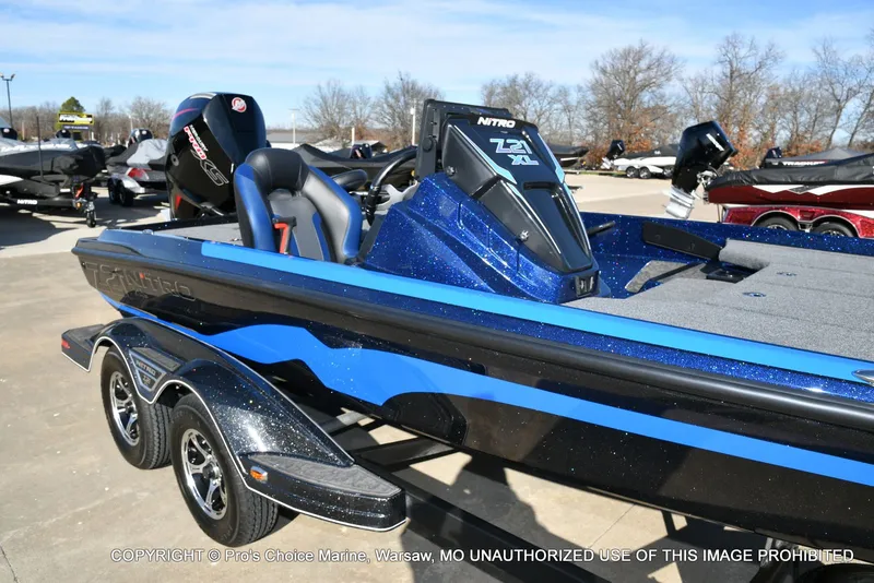 Slide: The Image of Nitro Z21 XL w/250 Pro-XS 4 Stroke 2025 - 19
