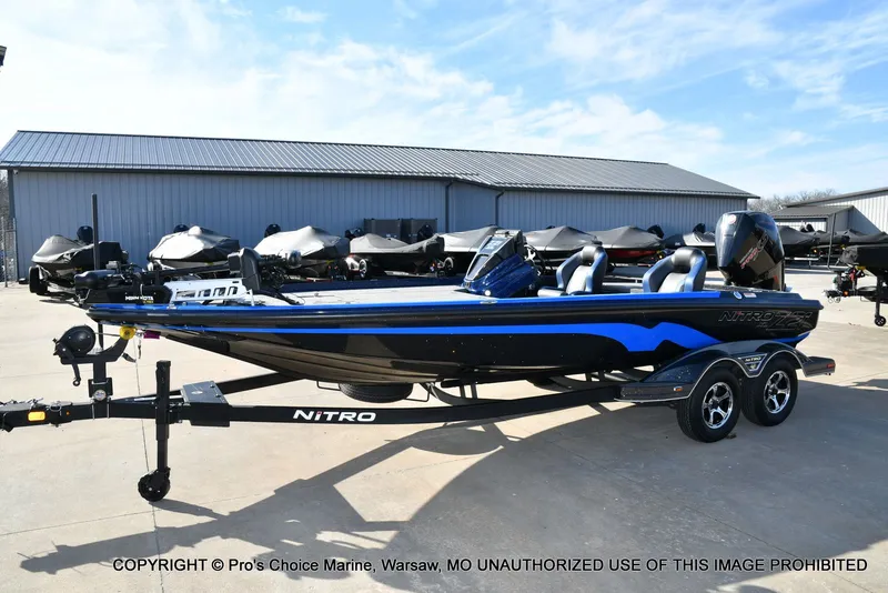 Slide: The Image of Nitro Z21 XL w/250 Pro-XS 4 Stroke 2025 - 26