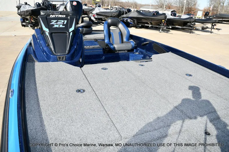 Slide: The Image of Nitro Z21 XL w/250 Pro-XS 4 Stroke 2025 - 35