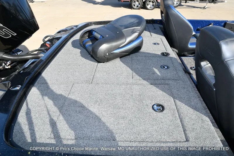 Slide: The Image of Nitro Z21 XL w/250 Pro-XS 4 Stroke 2025 - 37