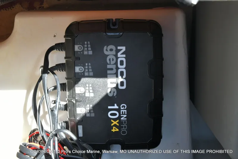 Slide: The Image of Nitro Z21 XL w/250 Pro-XS 4 Stroke 2025 - 70