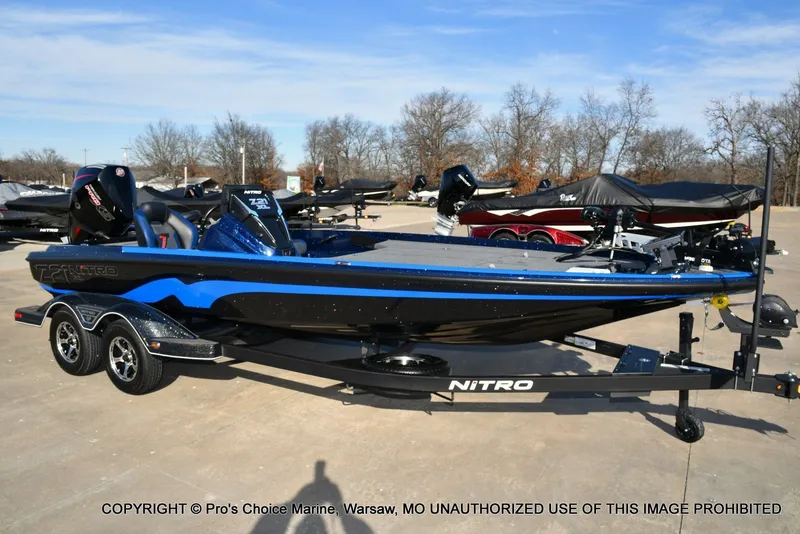 Slide: The Image of Nitro Z21 XL w/250 Pro-XS 4 Stroke 2025 - 75