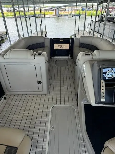 Slide: The Image of Barletta Lusso L23UC 2022 - 3