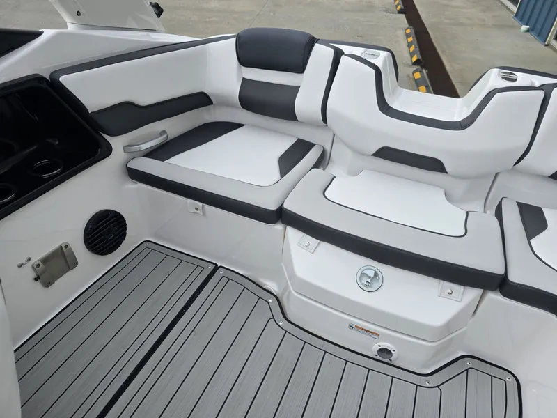 Slide: The Image of Yamaha 195S 2025 - 10